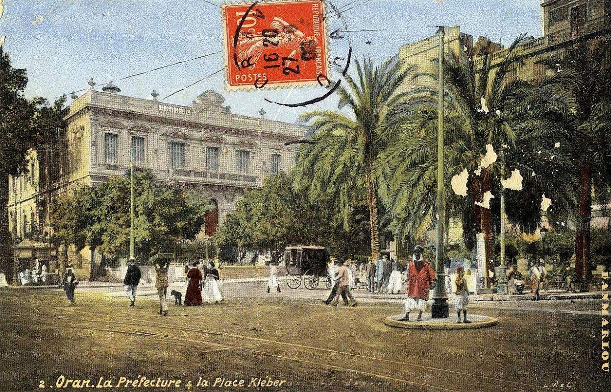 MH b- 016- Place Kleber et prefecture.JPG
